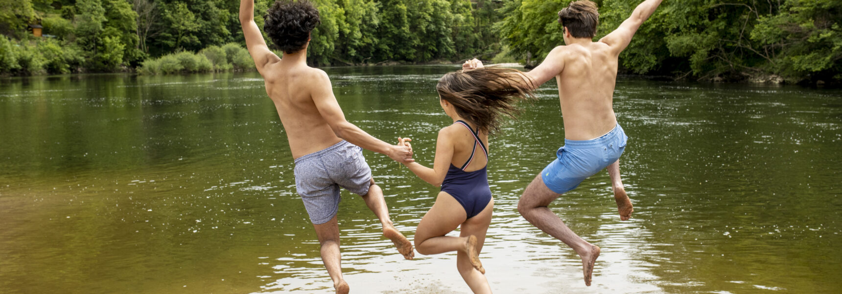 activités nautiques dans le Cantal : baignade et détente entre amis