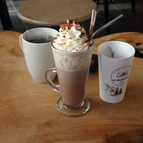 Le Lioran en hiver : boisson chaude au Bufadou