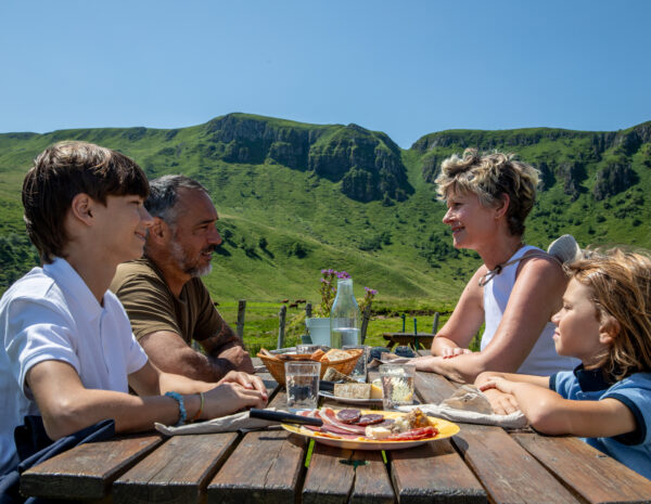 Repas en famille au buron d'Eylac - Le Claux