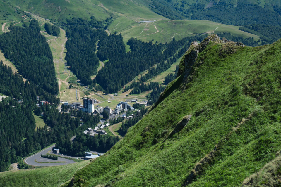 GR400 : vue du Lioran depuis le Rocher du Bec de l'Aigle